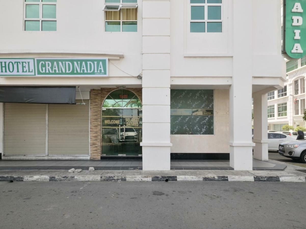 Oyo 892 Hotel Grand Nadia Λαμπουάν Εξωτερικό φωτογραφία