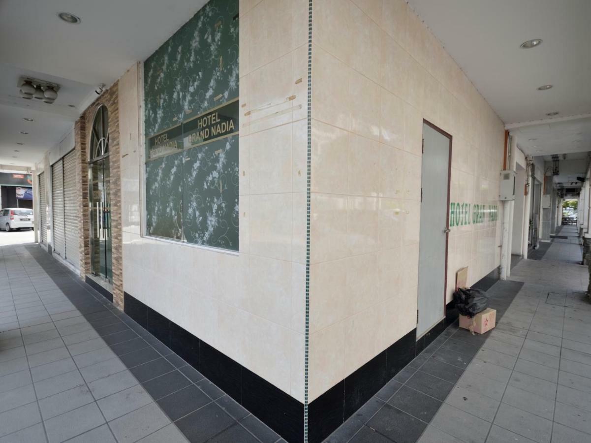 Oyo 892 Hotel Grand Nadia Λαμπουάν Εξωτερικό φωτογραφία